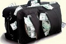 Приставы получили чемодан с миллионами Приставы получили чемодан с миллионами