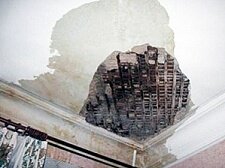 Одна из причин падения потолков - халатность Одна из причин падения потолков - халатность